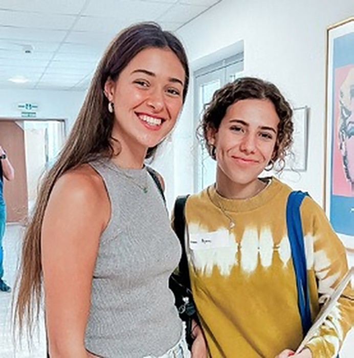 Dos estudiantes sonriendo