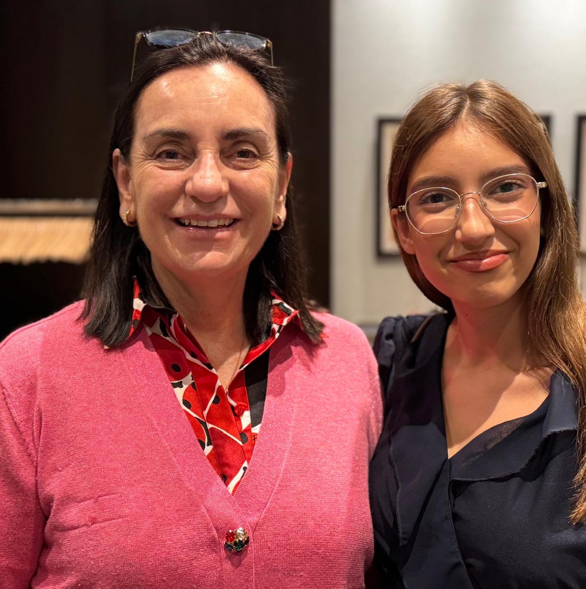 Equipo EME con una estudiante