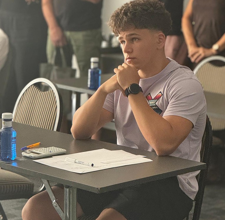 Estudiante concentrado antes del examen