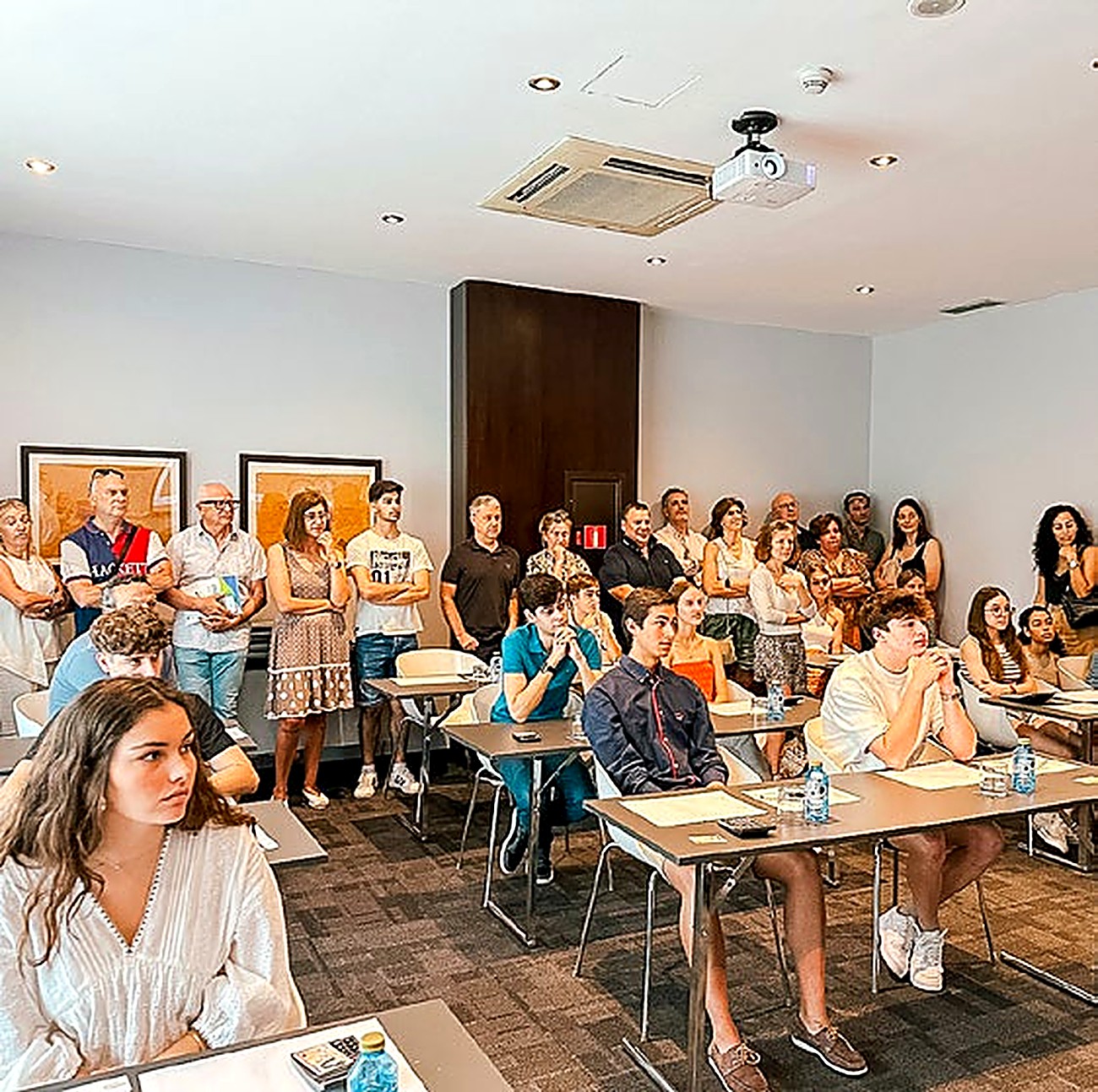 Sala llena antes del examen