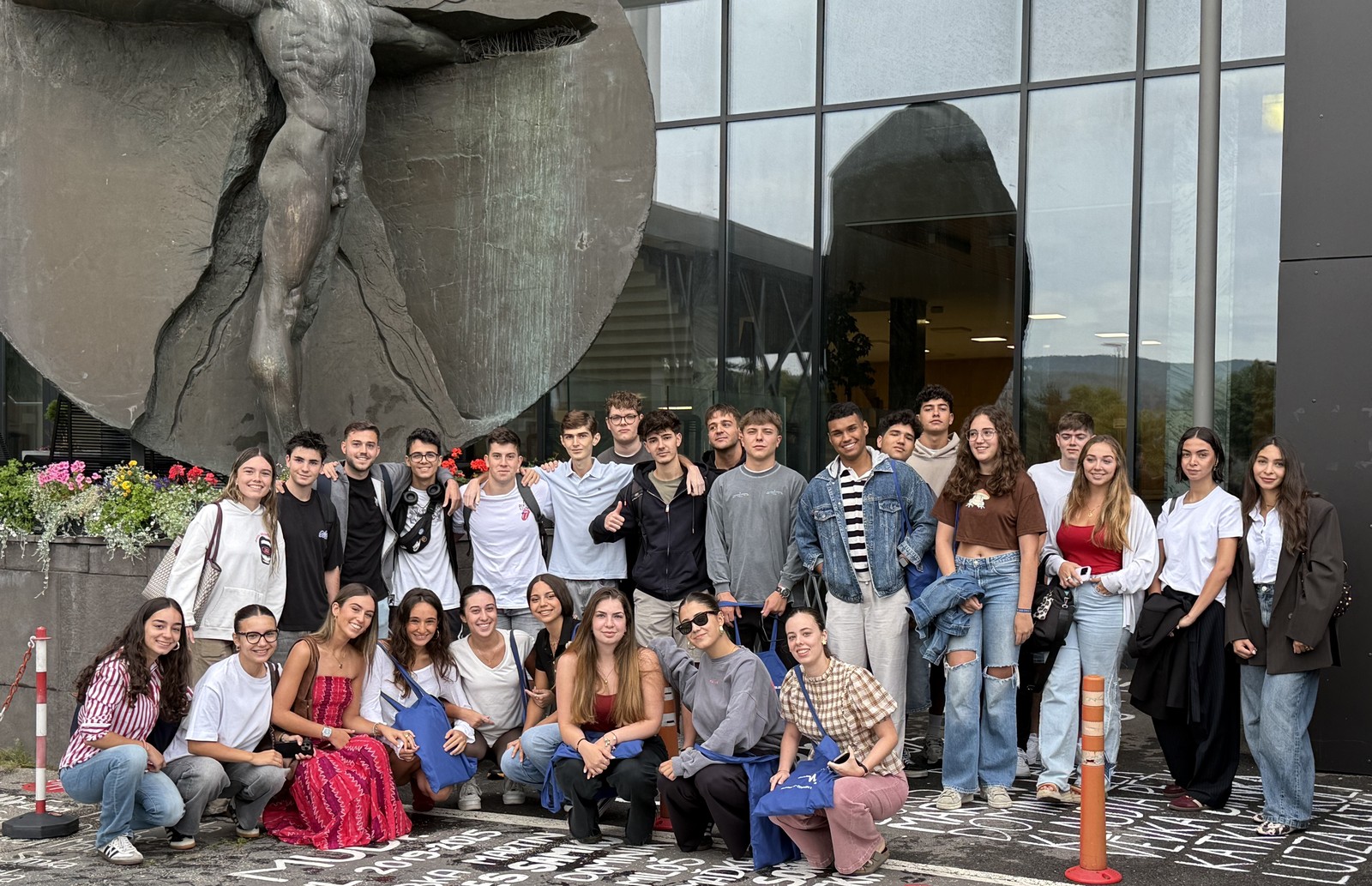 Foto de grupo frente a la facultad